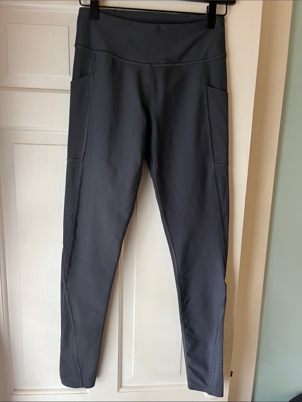 Like New Victoria’s Secret Gray Active Leggings with Side Pockets